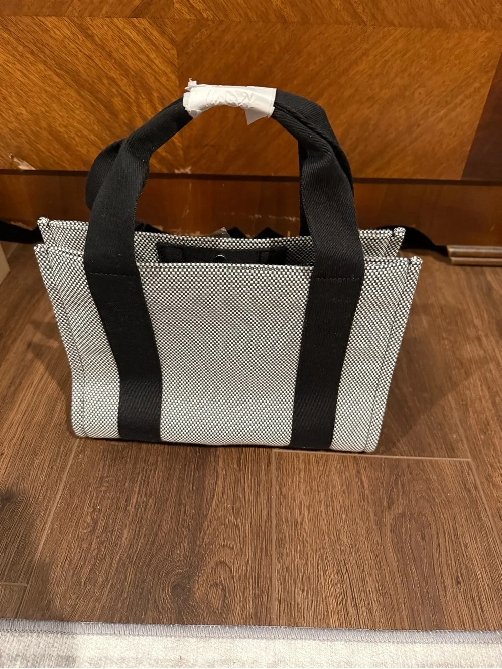 Lululemon athletics Mini Two-Tone Tote in Ivory and Black. NWT. - Picture 4 of 4